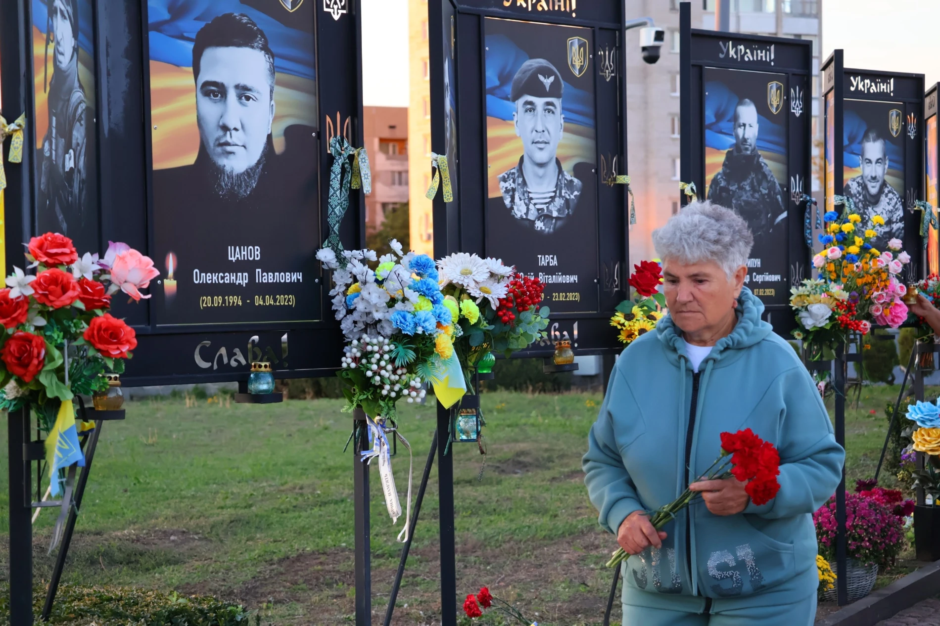 День захисників і захисниць біля «Символу Надії»: портрети, жетони та родини, які чекають