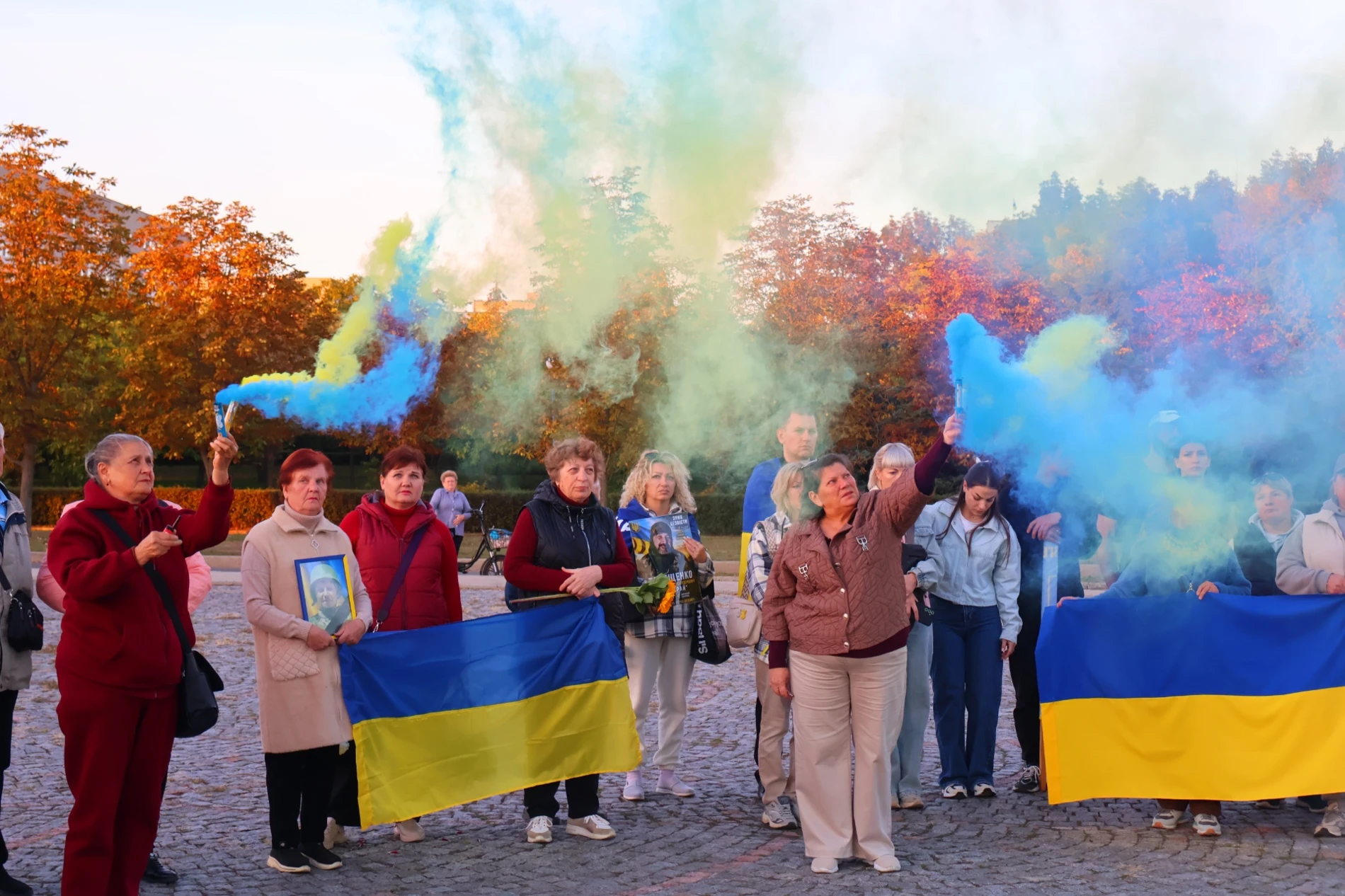 День захисників і захисниць біля «Символу Надії»: портрети, жетони та родини, які чекають