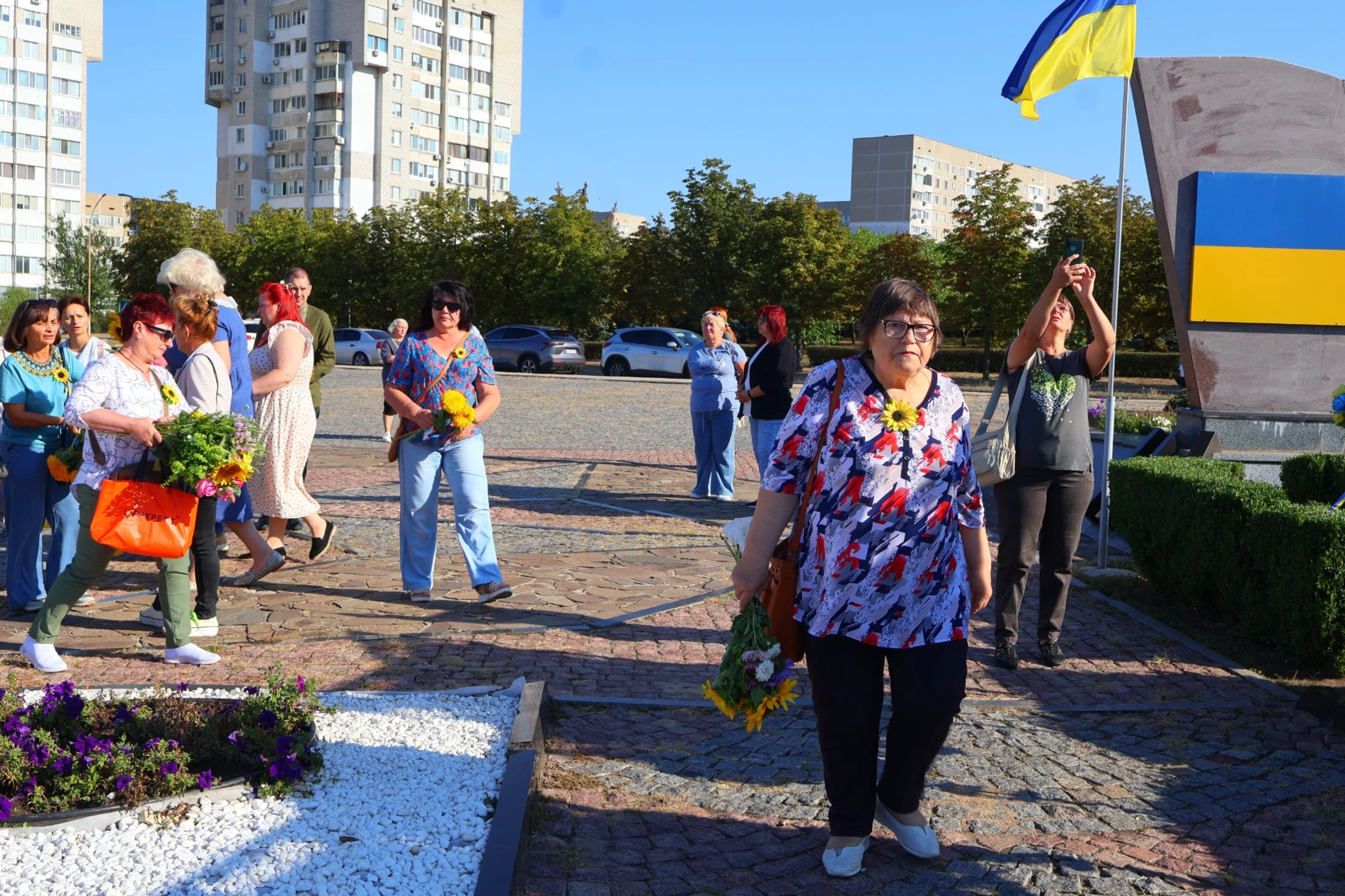 Соняхи, тиша та сльози: у Південноукраїнську пройшла акція пам'яті загиблих захисників. Фоторепортаж