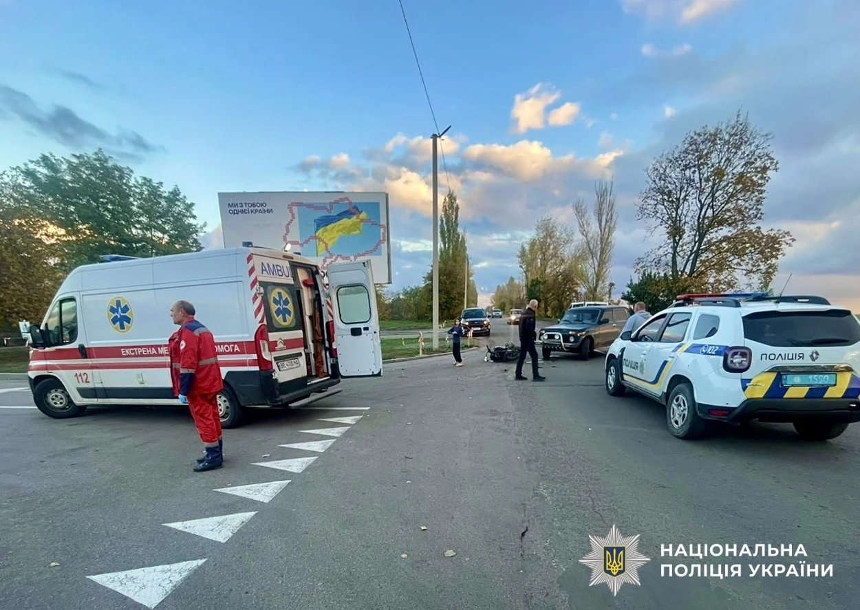 У Первомайську на Миколаївщині ВАЗ зіткнувся з мотоциклом: водій у лікарні