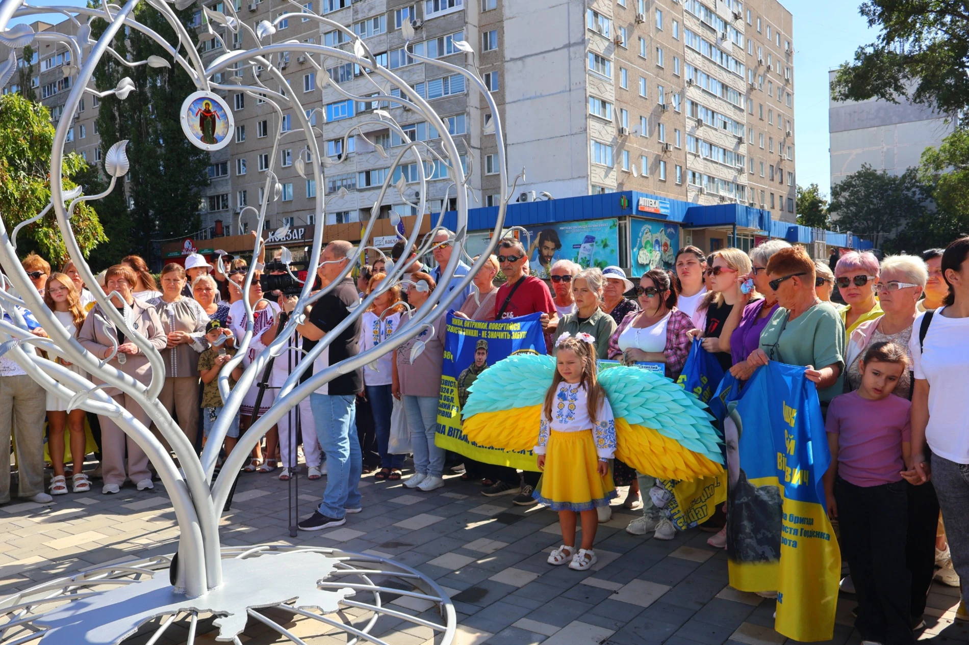 У Південноукраїнську відкрили пам'ятний знак «Дерево надії»