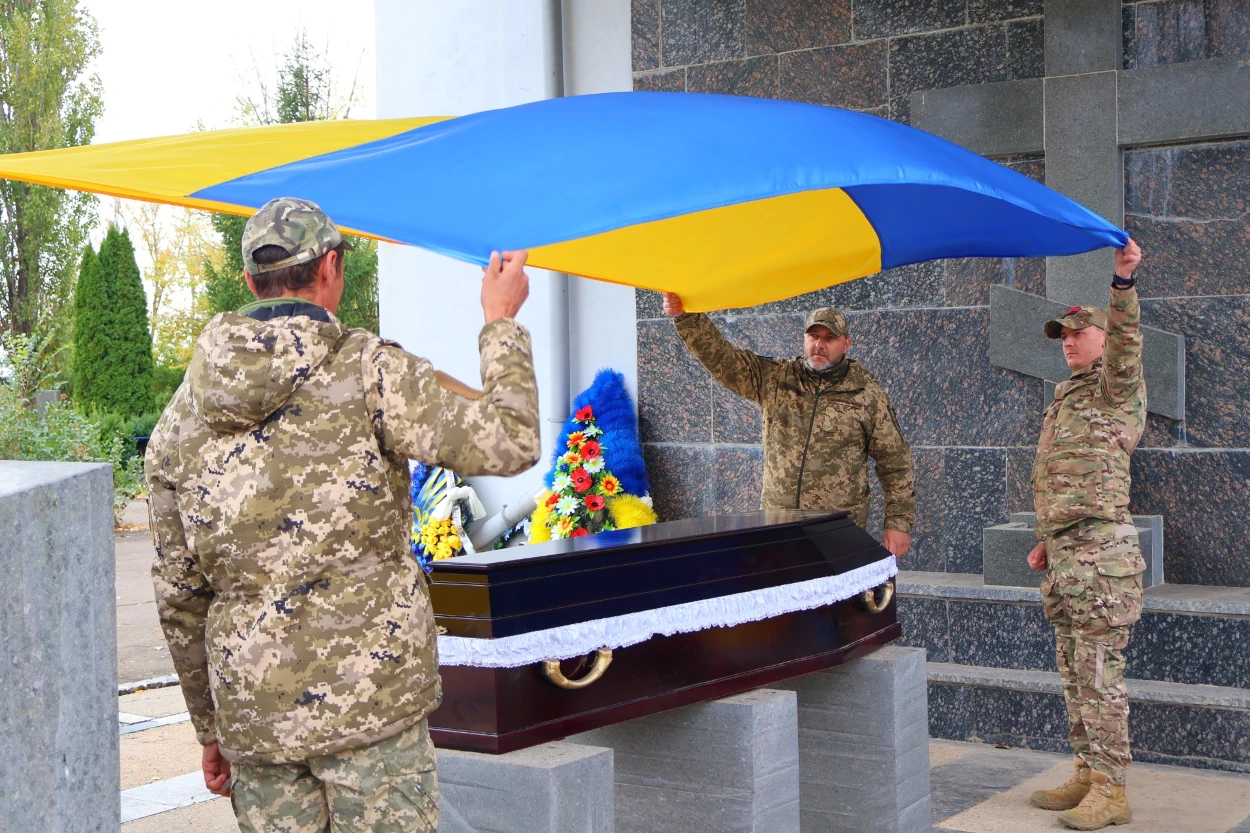 У Південноукраїнську попрощалися із 43-річним захисником Олегом Крівцовим