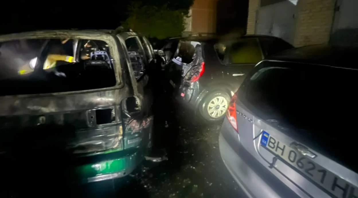 У Південноукраїнську горіло авто, ще три пошкоджені:що відомо про подію