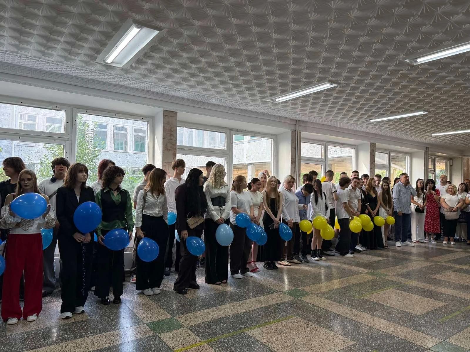 Ювілеї та 276 першокласників: як у ліцеях Південноукраїнська пройшов Перший дзвоник. Фотопідбірка