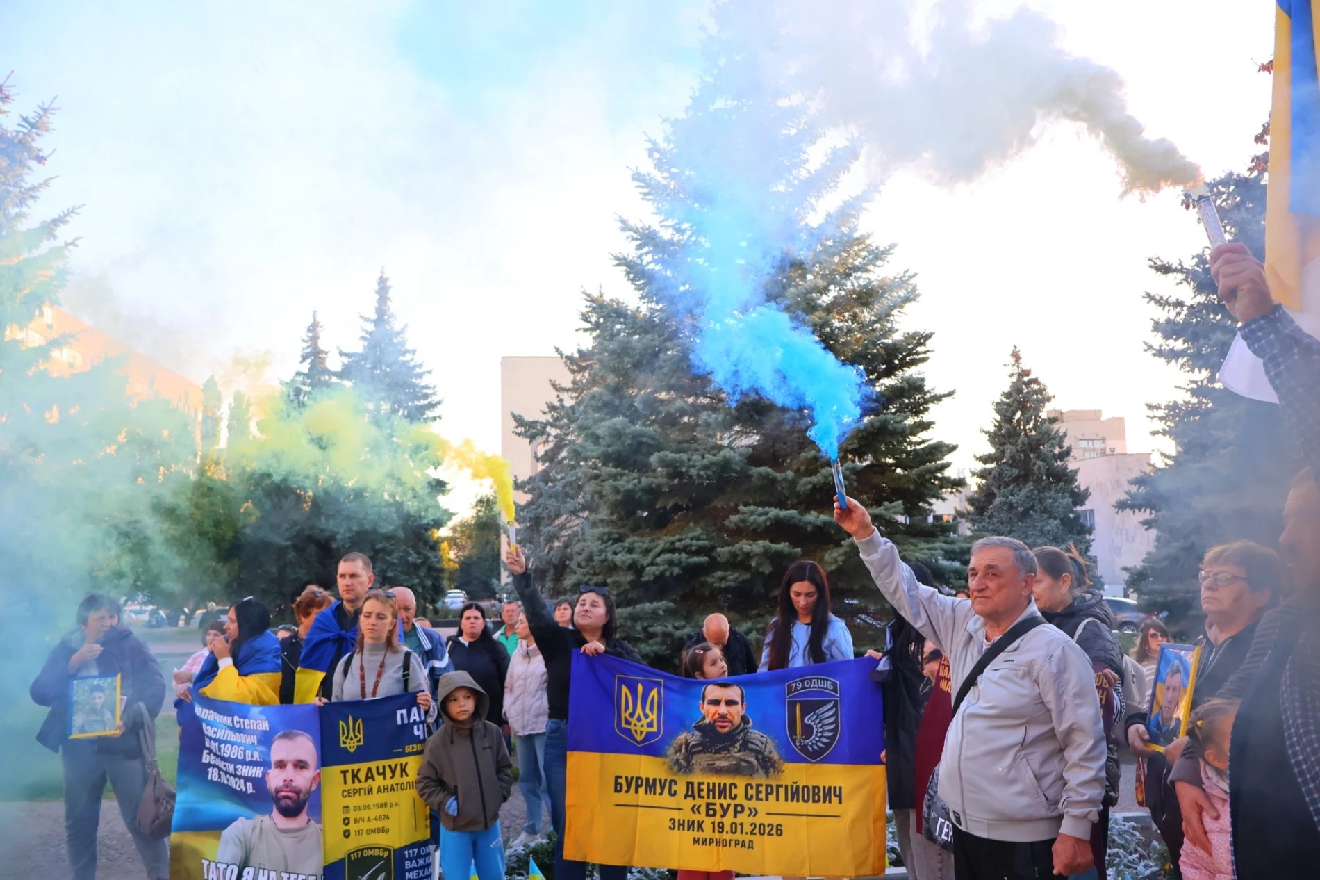 День захисників і захисниць біля «Символу Надії»: портрети, жетони та родини, які чекають