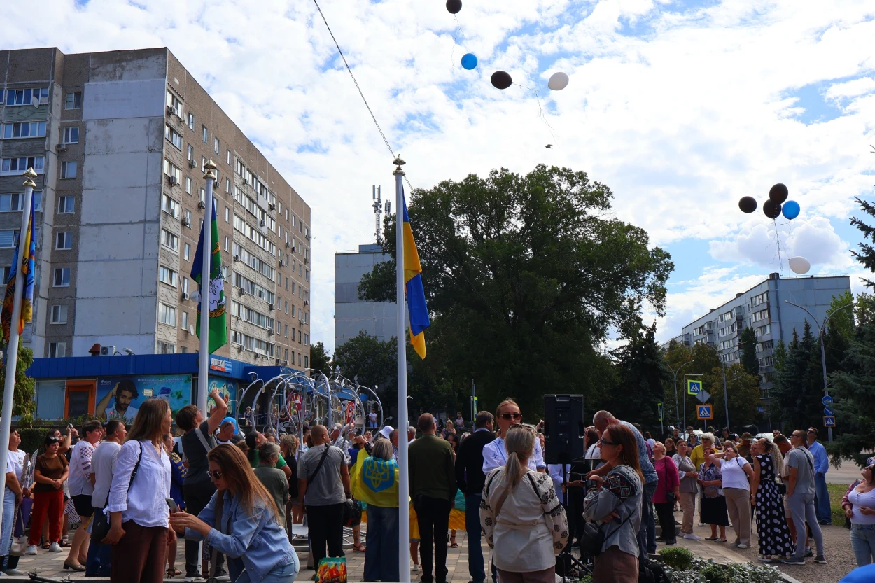У Південноукраїнську відкрили пам'ятний знак «Дерево надії»