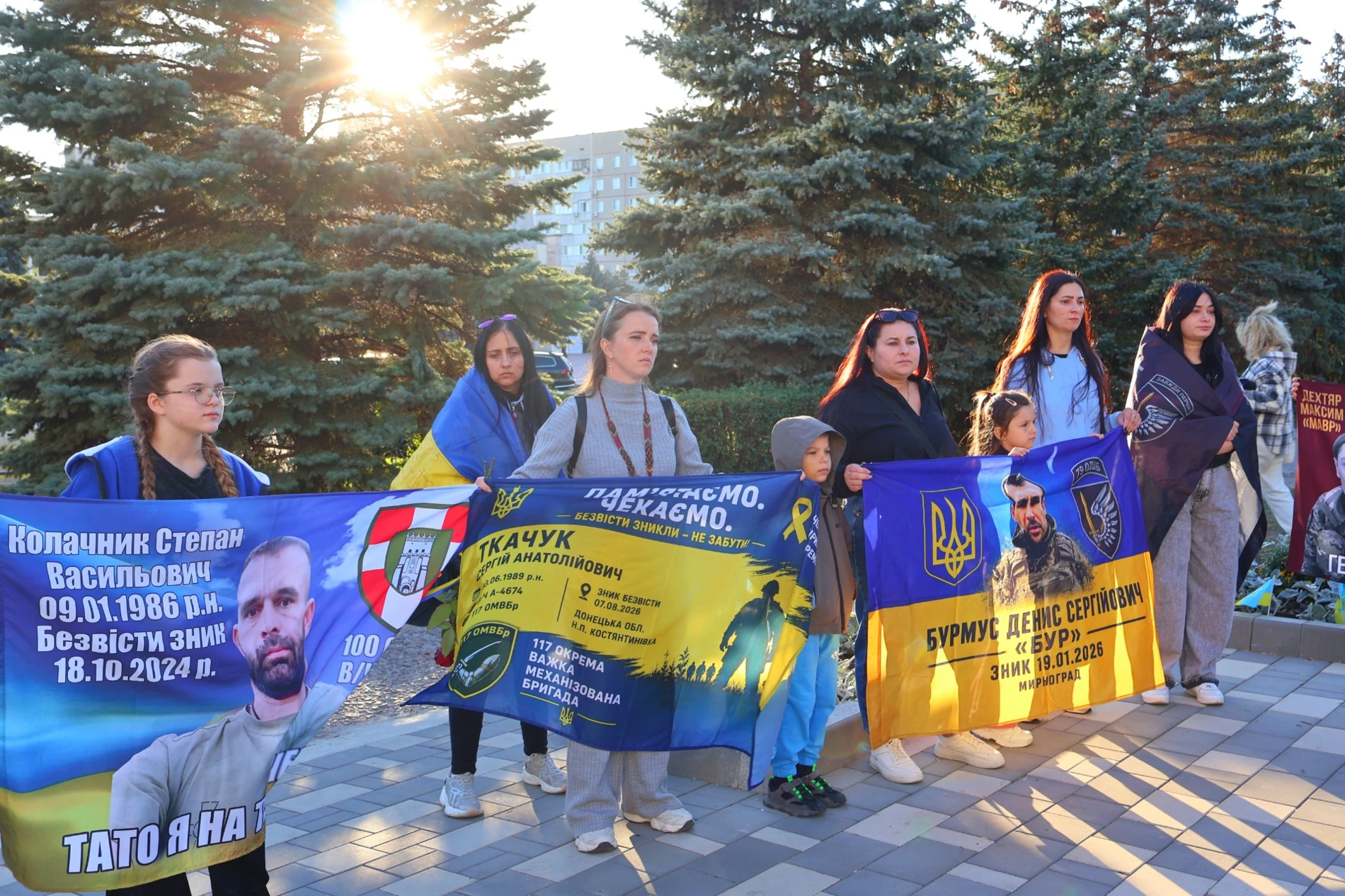 День захисників і захисниць біля «Символу Надії»: портрети, жетони та родини, які чекають