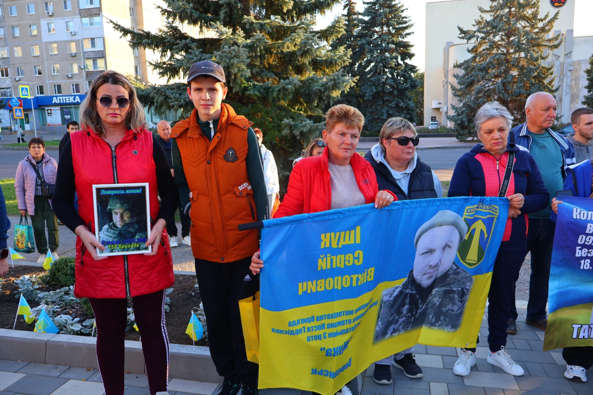 День захисників і захисниць біля «Символу Надії»: портрети, жетони та родини, які чекають
