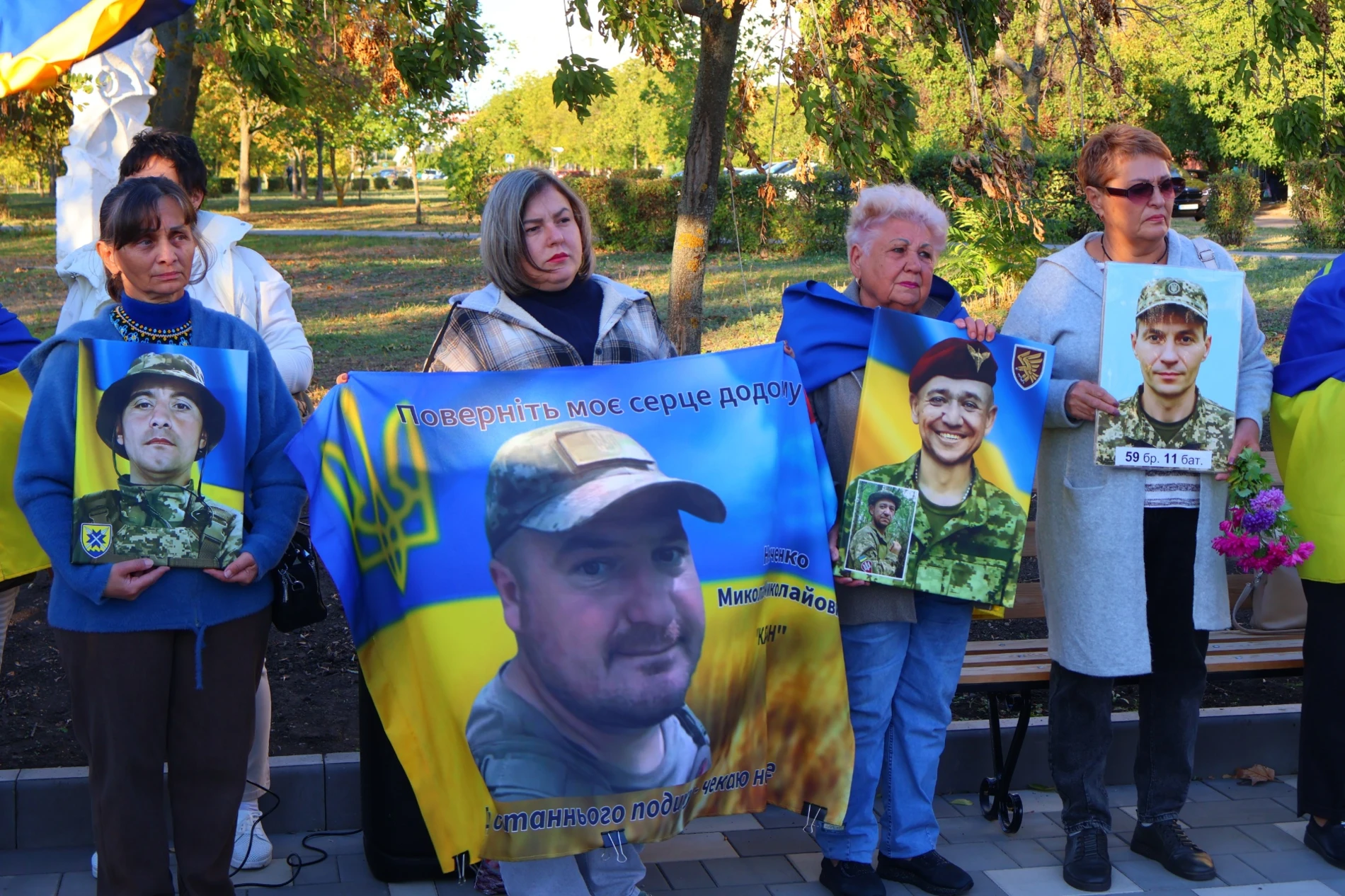 День захисників і захисниць біля «Символу Надії»: портрети, жетони та родини, які чекають