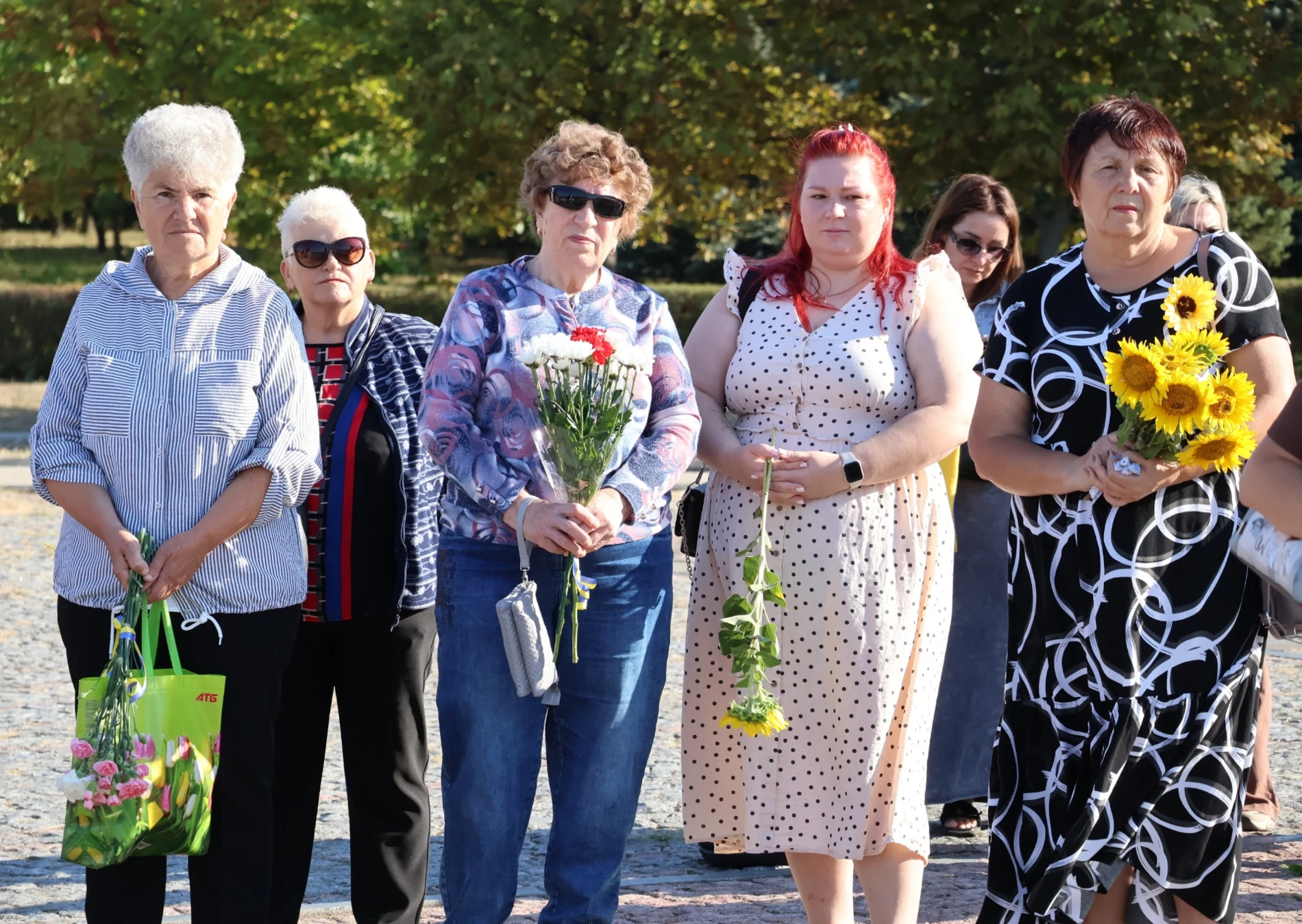 Соняхи, тиша та сльози: у Південноукраїнську пройшла акція пам'яті загиблих захисників. Фоторепортаж