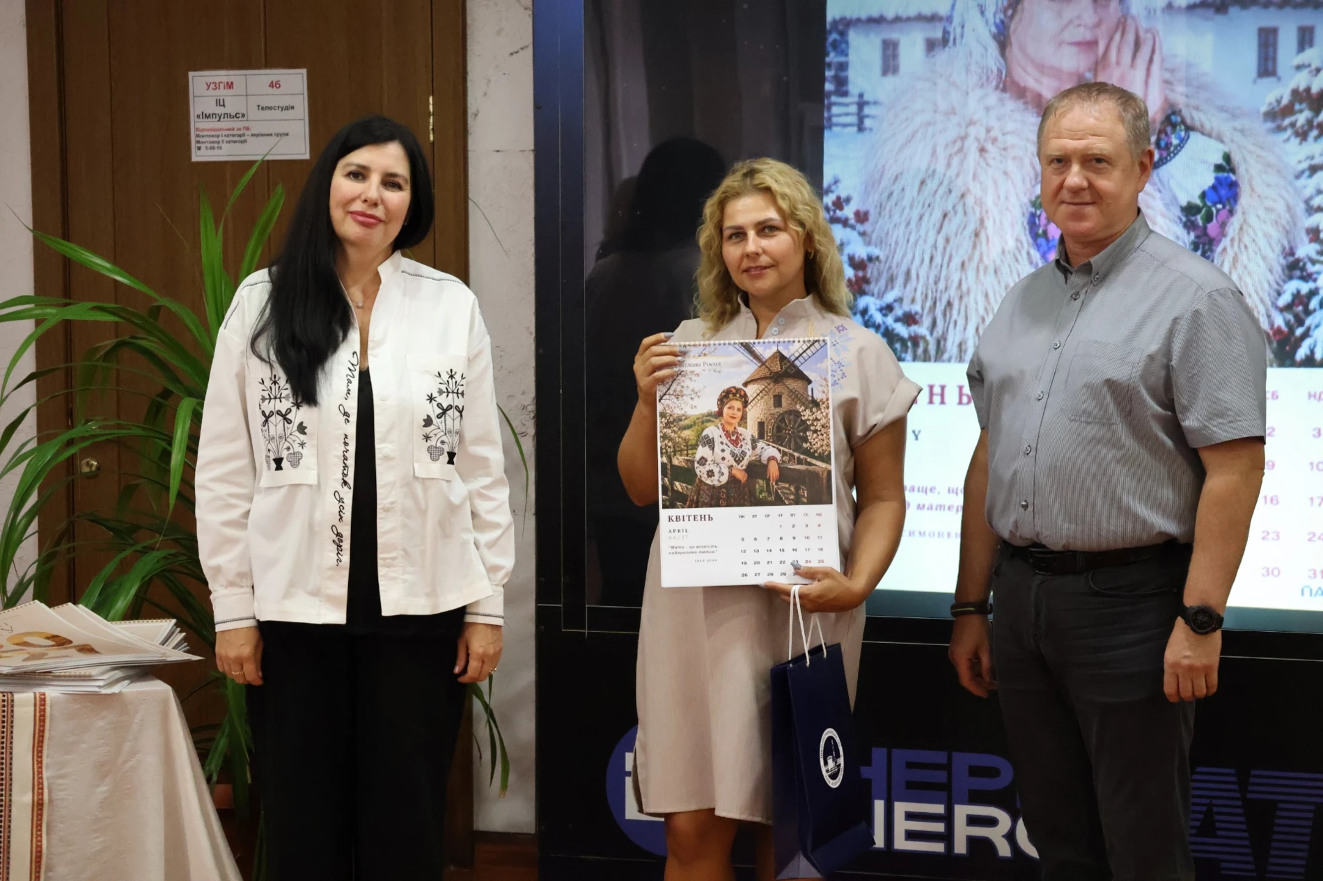 У Південноукраїнську створили унікальний календар із фотографіями матерів і дружин військових