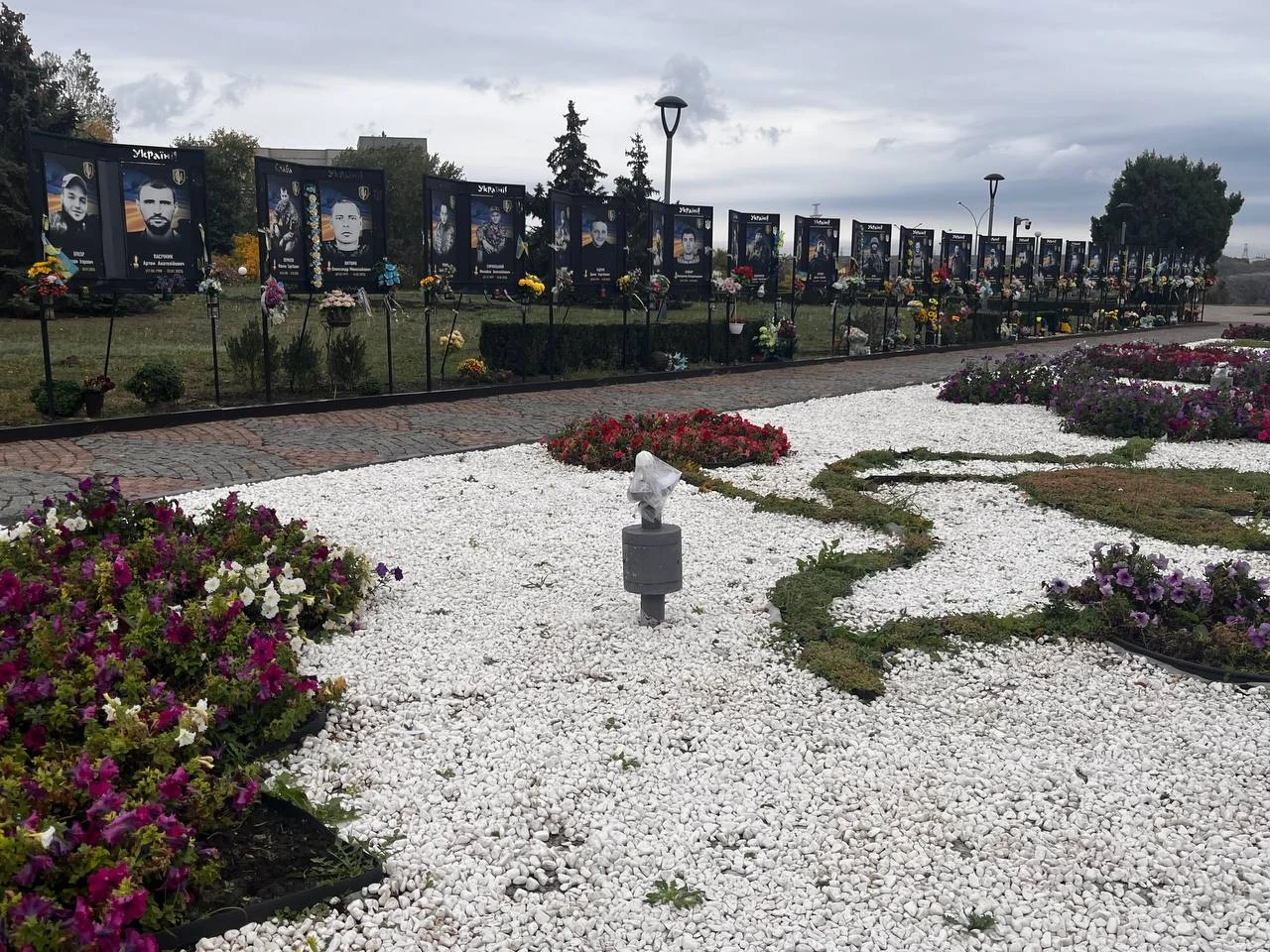 У Південноукраїнську жінка трощила ліхтарі на Алеї Пам’яті: що відомо