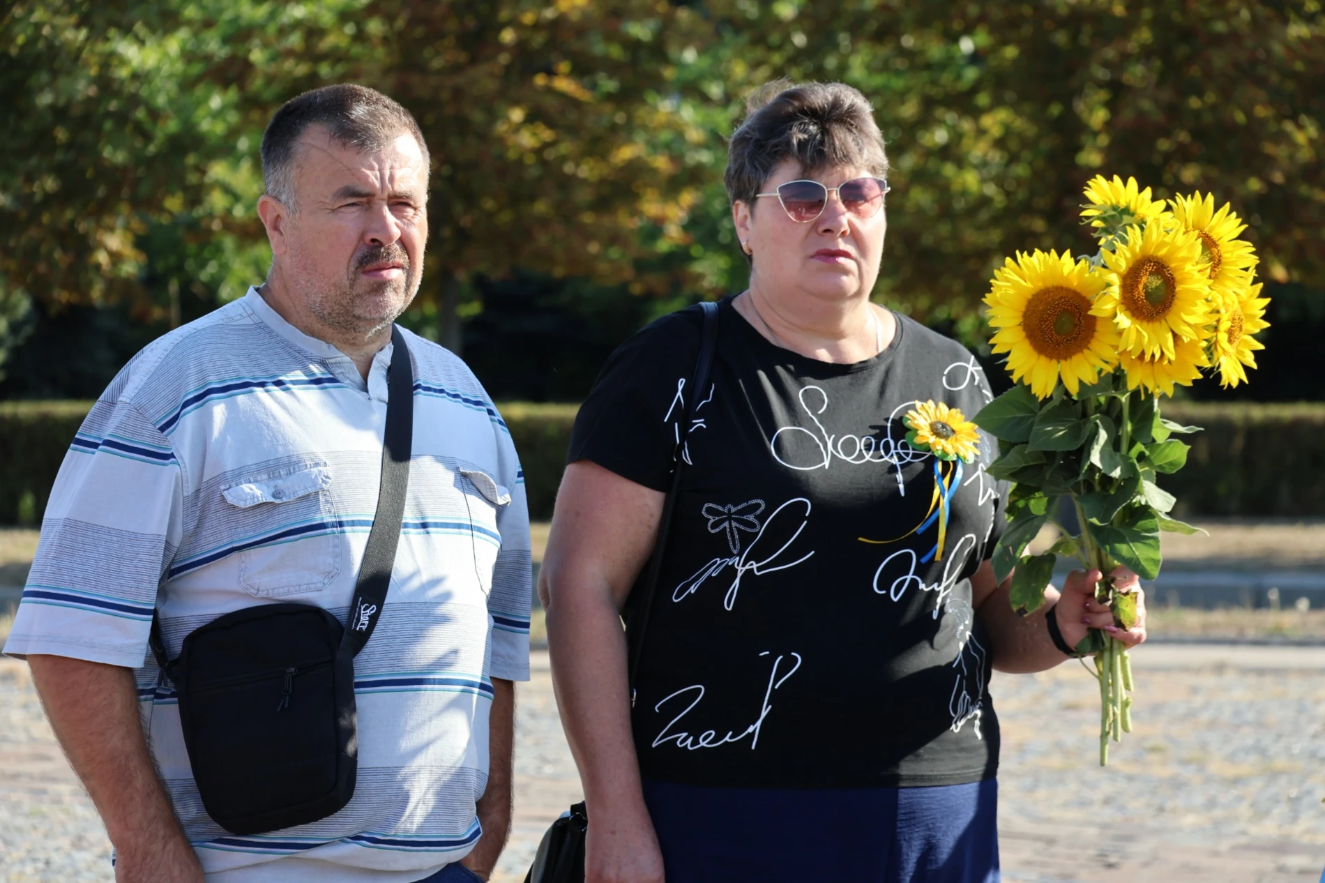 Соняхи, тиша та сльози: у Південноукраїнську пройшла акція пам'яті загиблих захисників. Фоторепортаж
