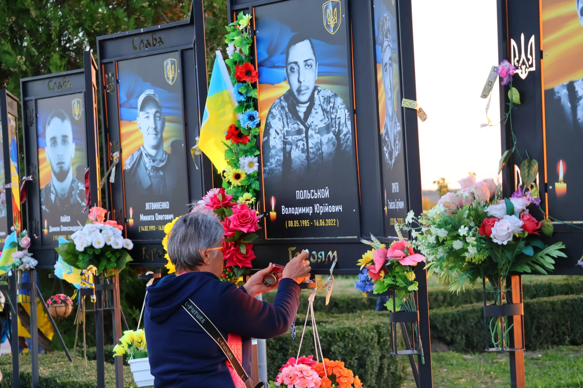 День захисників і захисниць біля «Символу Надії»: портрети, жетони та родини, які чекають