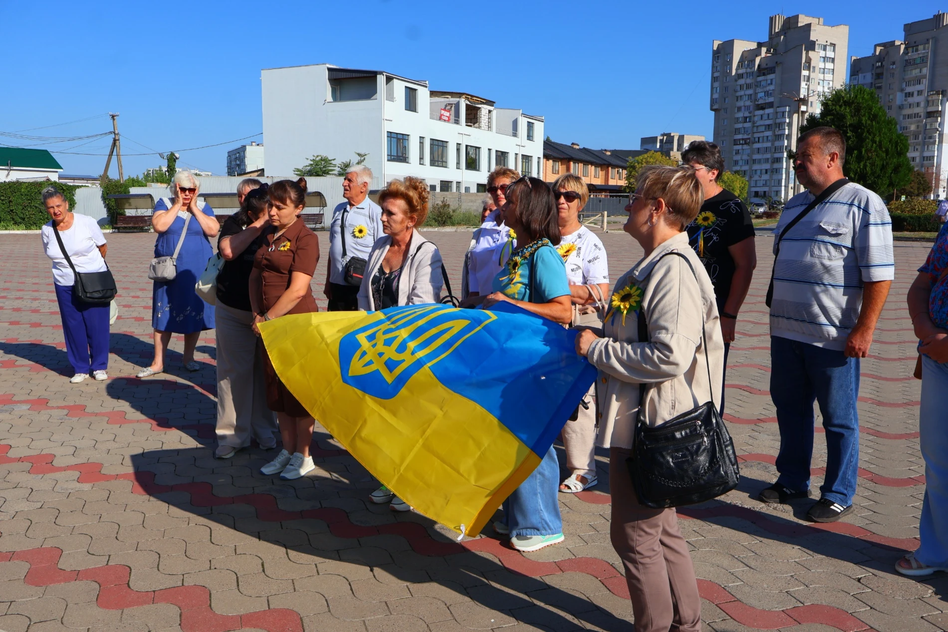 Соняхи, тиша та сльози: у Південноукраїнську пройшла акція пам'яті загиблих захисників. Фоторепортаж