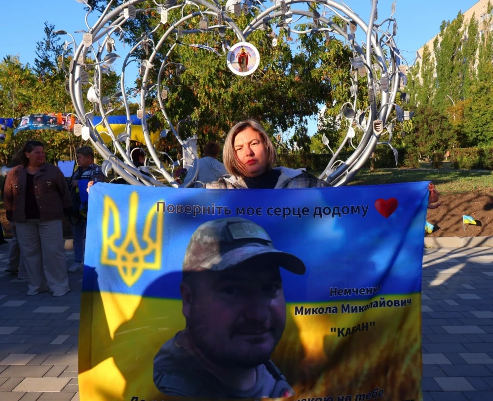 Ксенія Немченко з прапором чоловіка Миколи