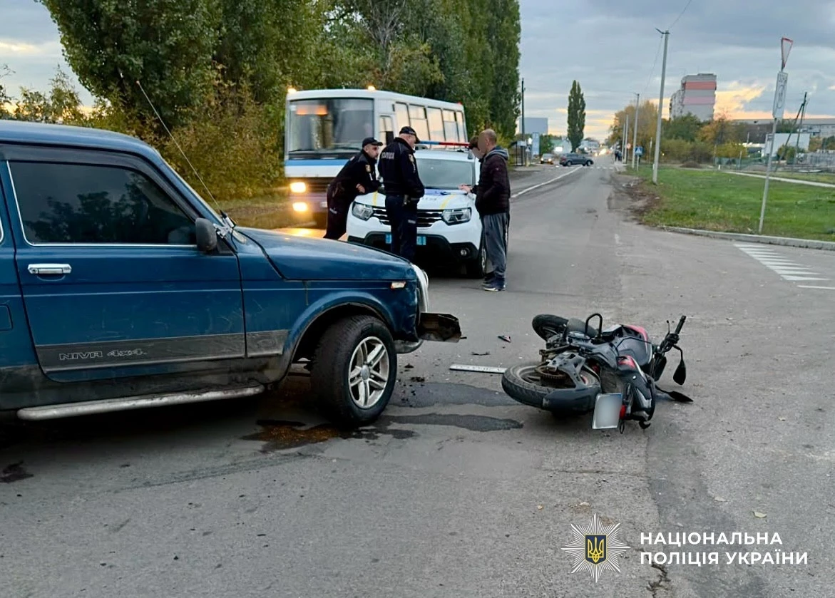 У Первомайську на Миколаївщині ВАЗ зіткнувся з мотоциклом: водій у лікарні