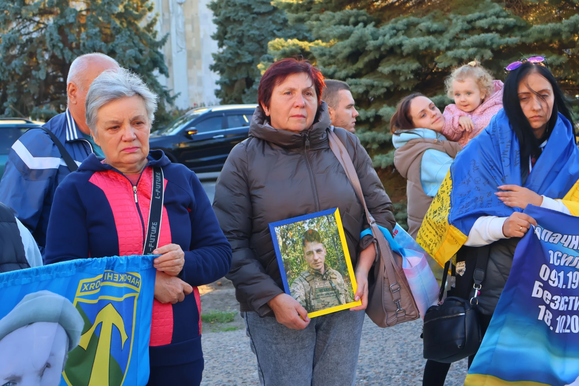 День захисників і захисниць біля «Символу Надії»: портрети, жетони та родини, які чекають