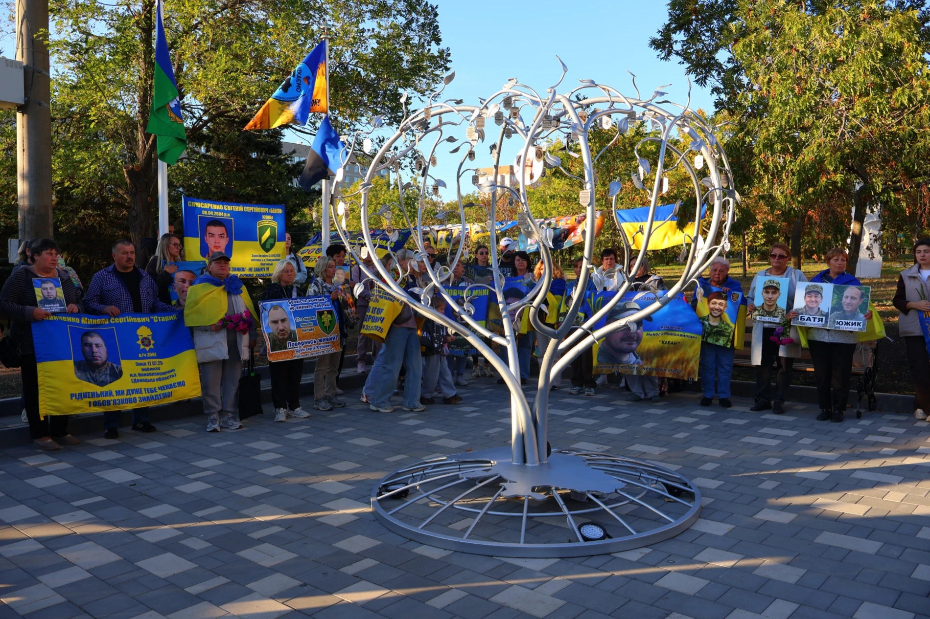 День захисників і захисниць біля «Символу Надії»: портрети, жетони та родини, які чекають