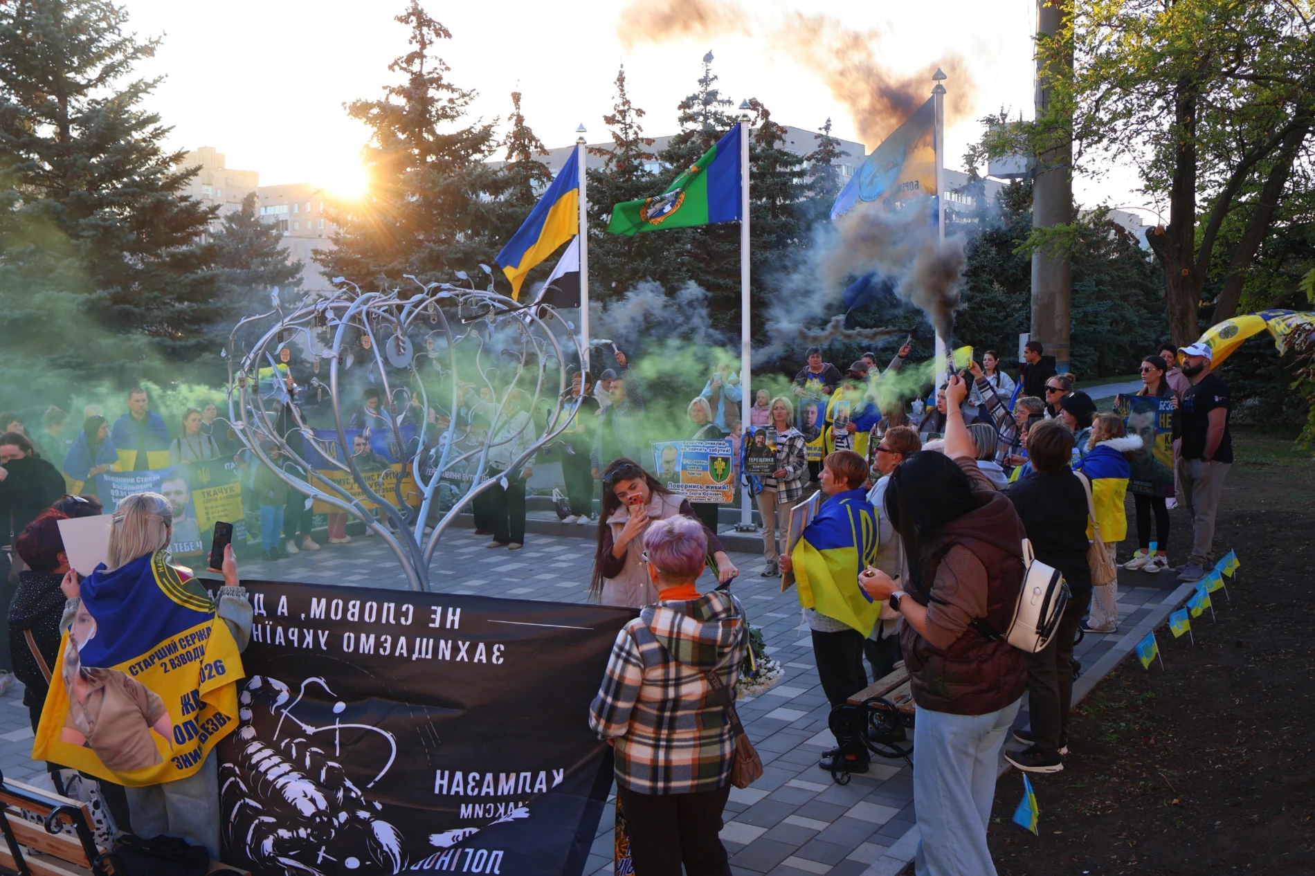 День захисників і захисниць біля «Символу Надії»: портрети, жетони та родини, які чекають