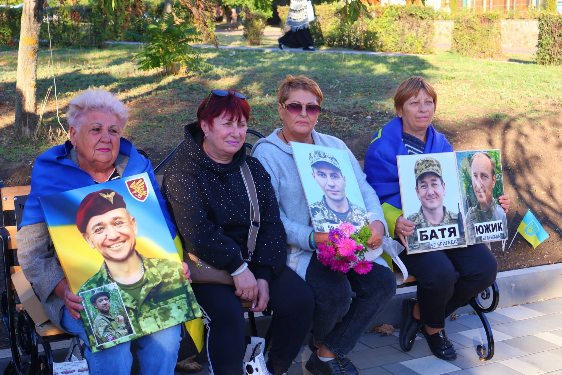 День захисників і захисниць біля «Символу Надії»: портрети, жетони та родини, які чекають