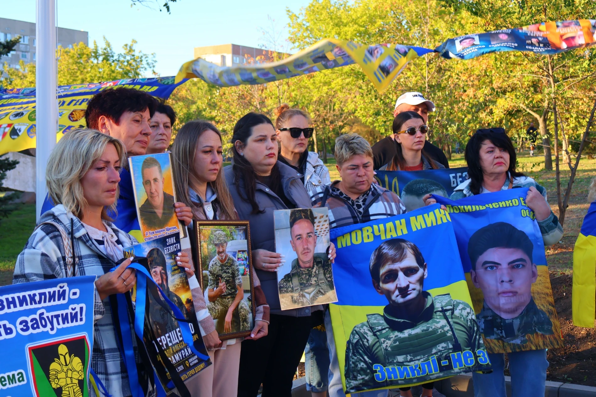 День захисників і захисниць біля «Символу Надії»: портрети, жетони та родини, які чекають