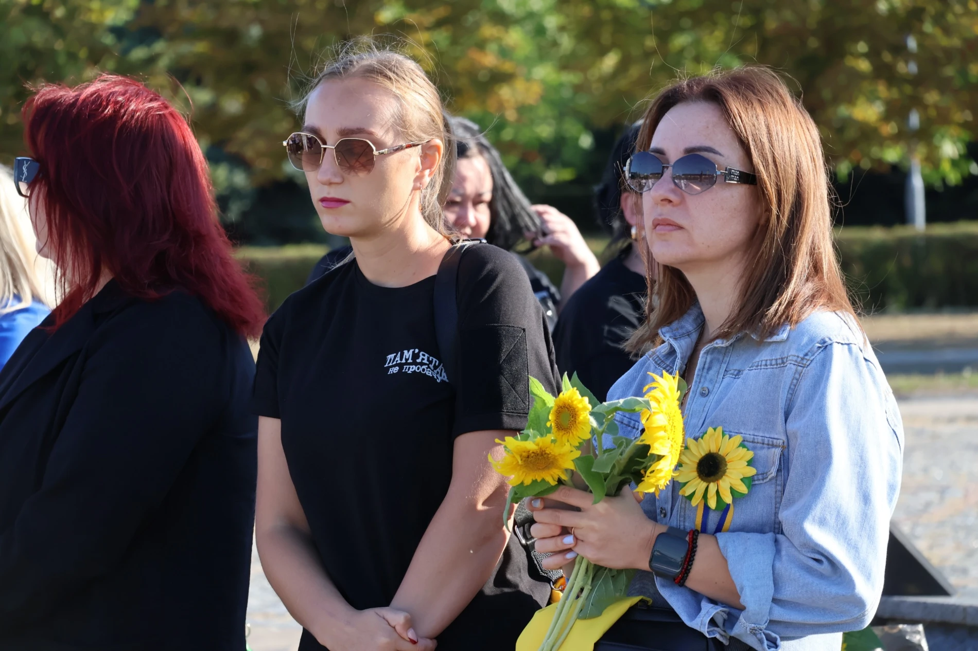 Соняхи, тиша та сльози: у Південноукраїнську пройшла акція пам'яті загиблих захисників. Фоторепортаж