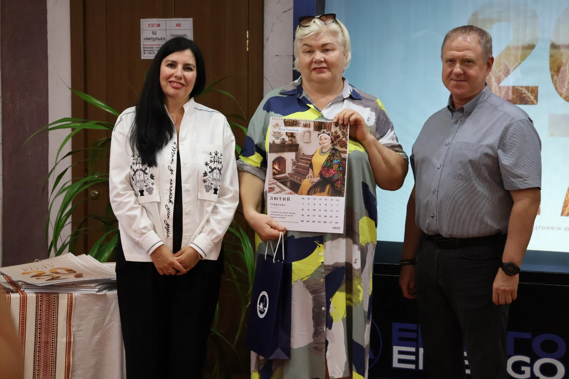 У Південноукраїнську створили унікальний календар із фотографіями матерів і дружин військових