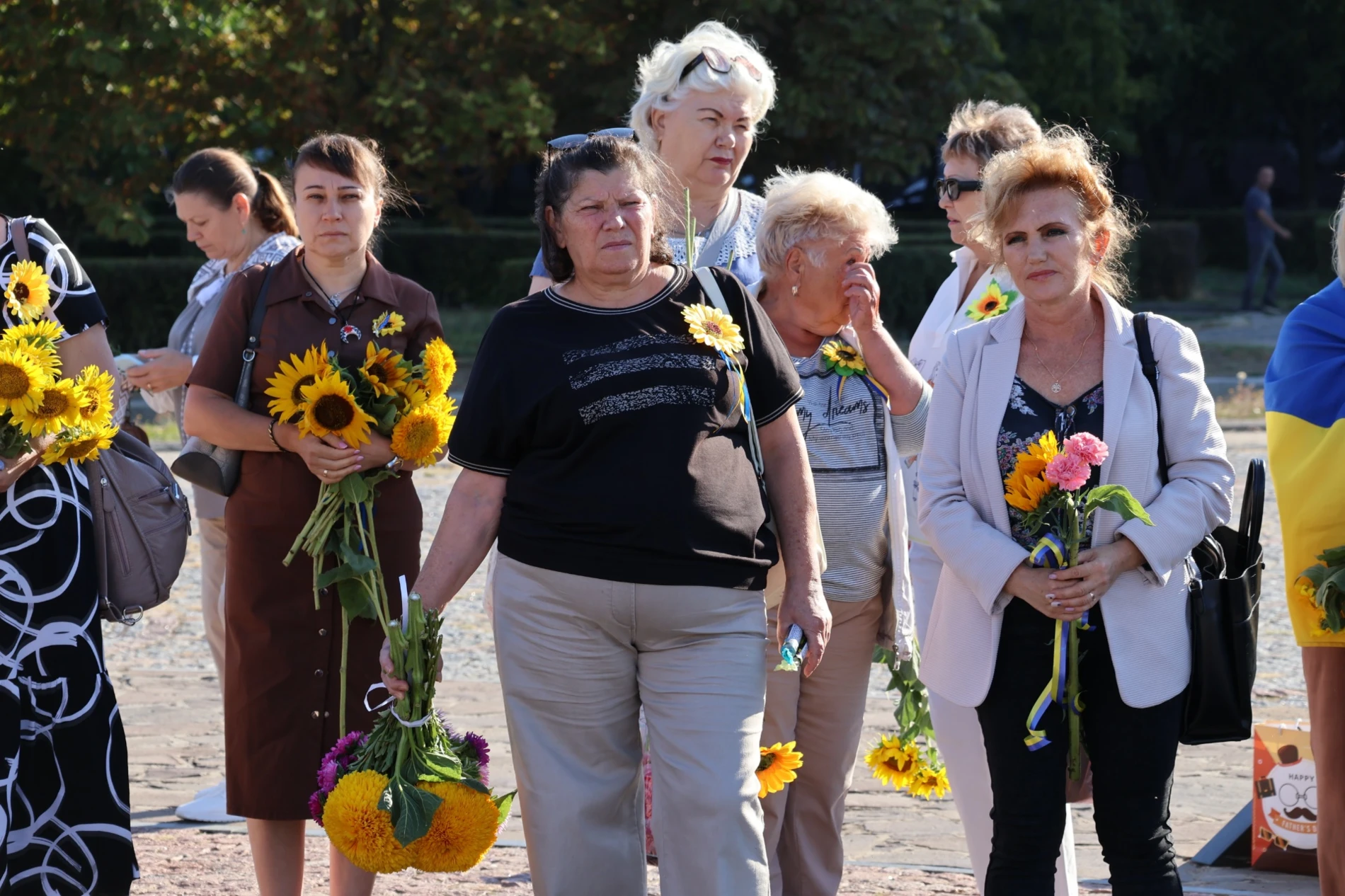Соняхи, тиша та сльози: у Південноукраїнську пройшла акція пам'яті загиблих захисників. Фоторепортаж