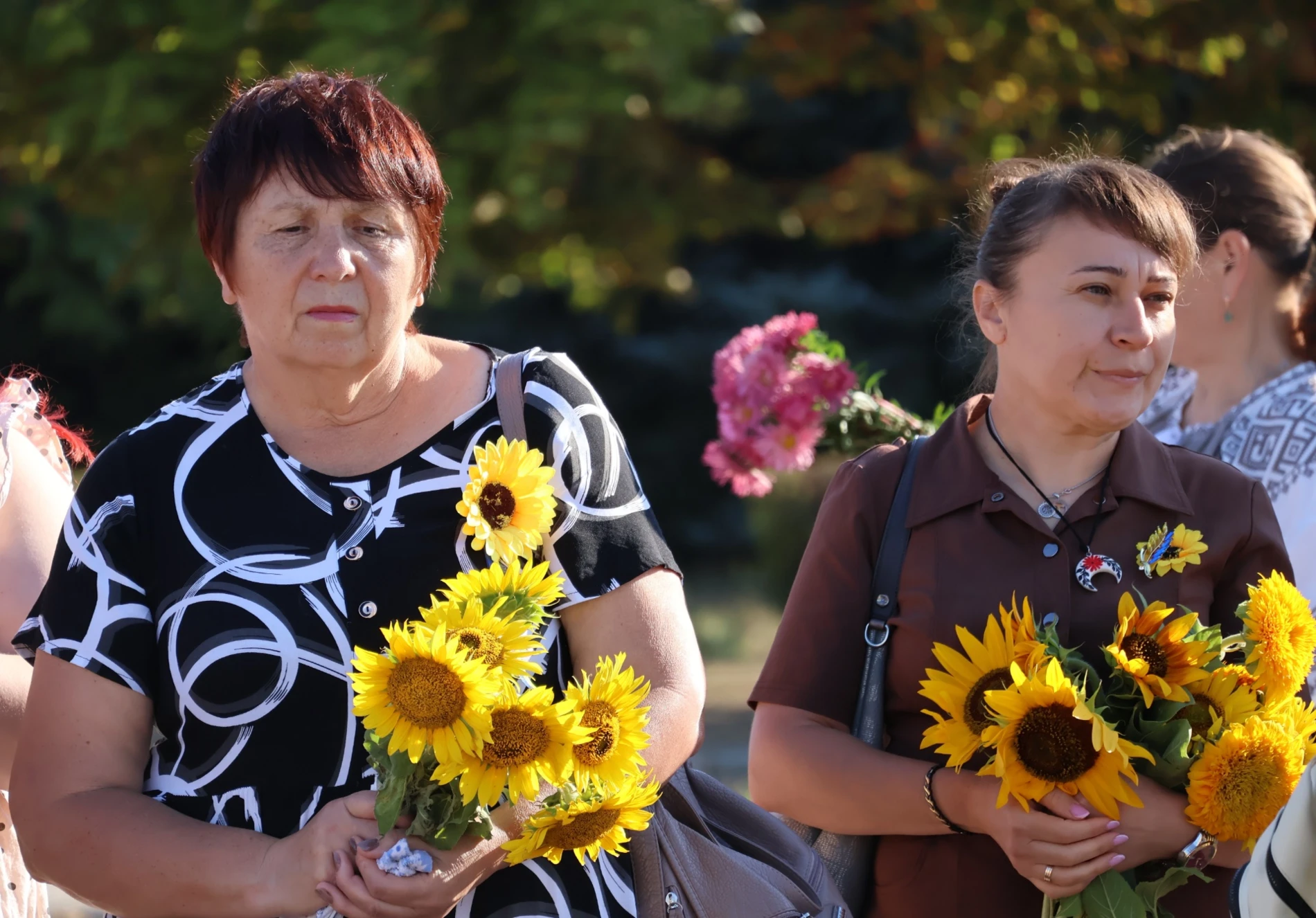 Соняхи, тиша та сльози: у Південноукраїнську пройшла акція пам'яті загиблих захисників. Фоторепортаж