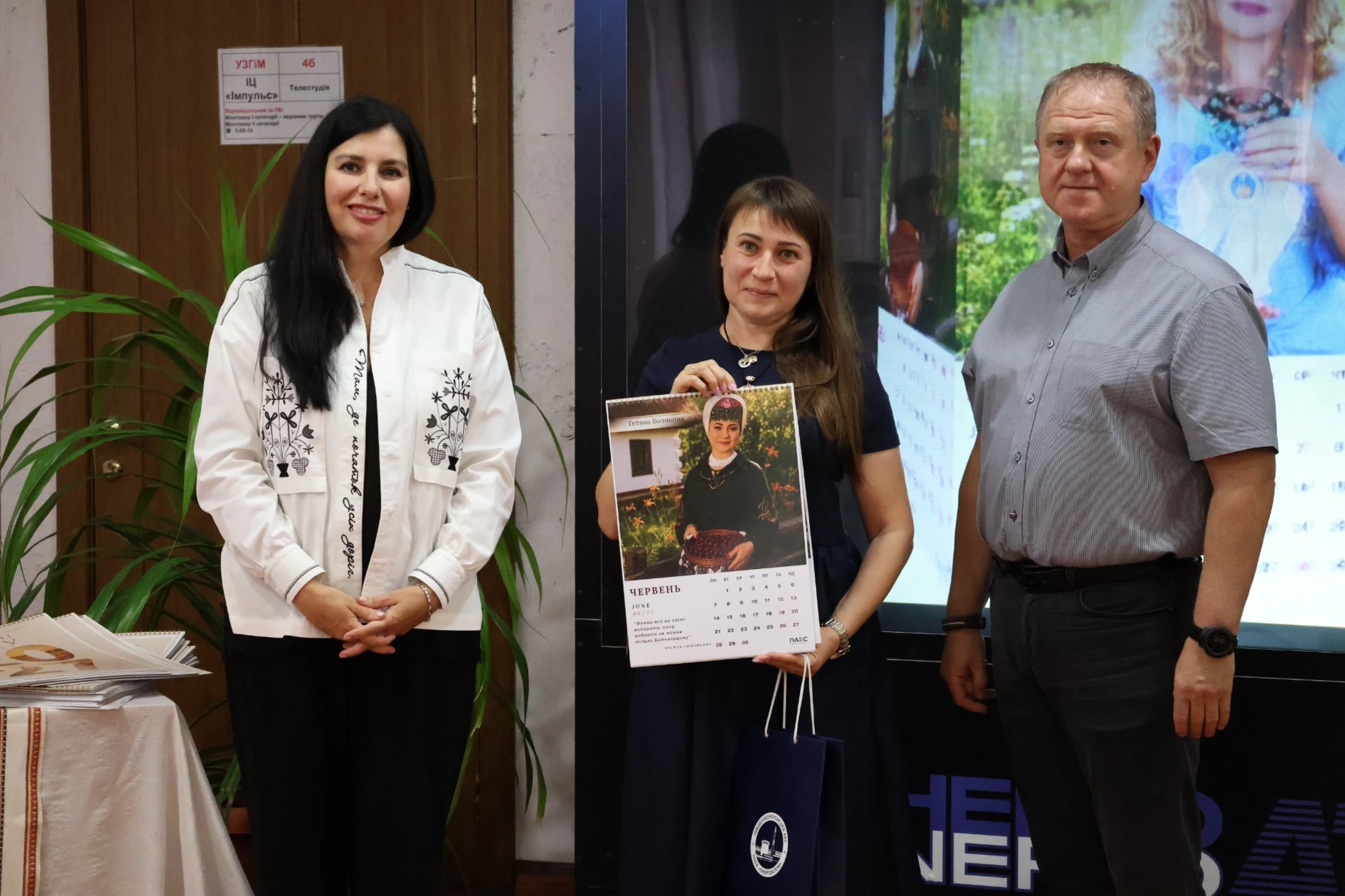 У Південноукраїнську створили унікальний календар із фотографіями матерів і дружин військових