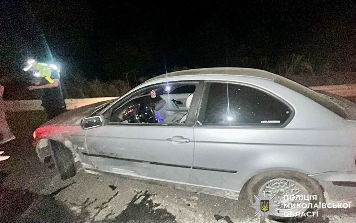 Потрійна аварія на Первомайщині: Toyota врізалась у Chevrolet, який стояв на узбіччі. Є постраждалі