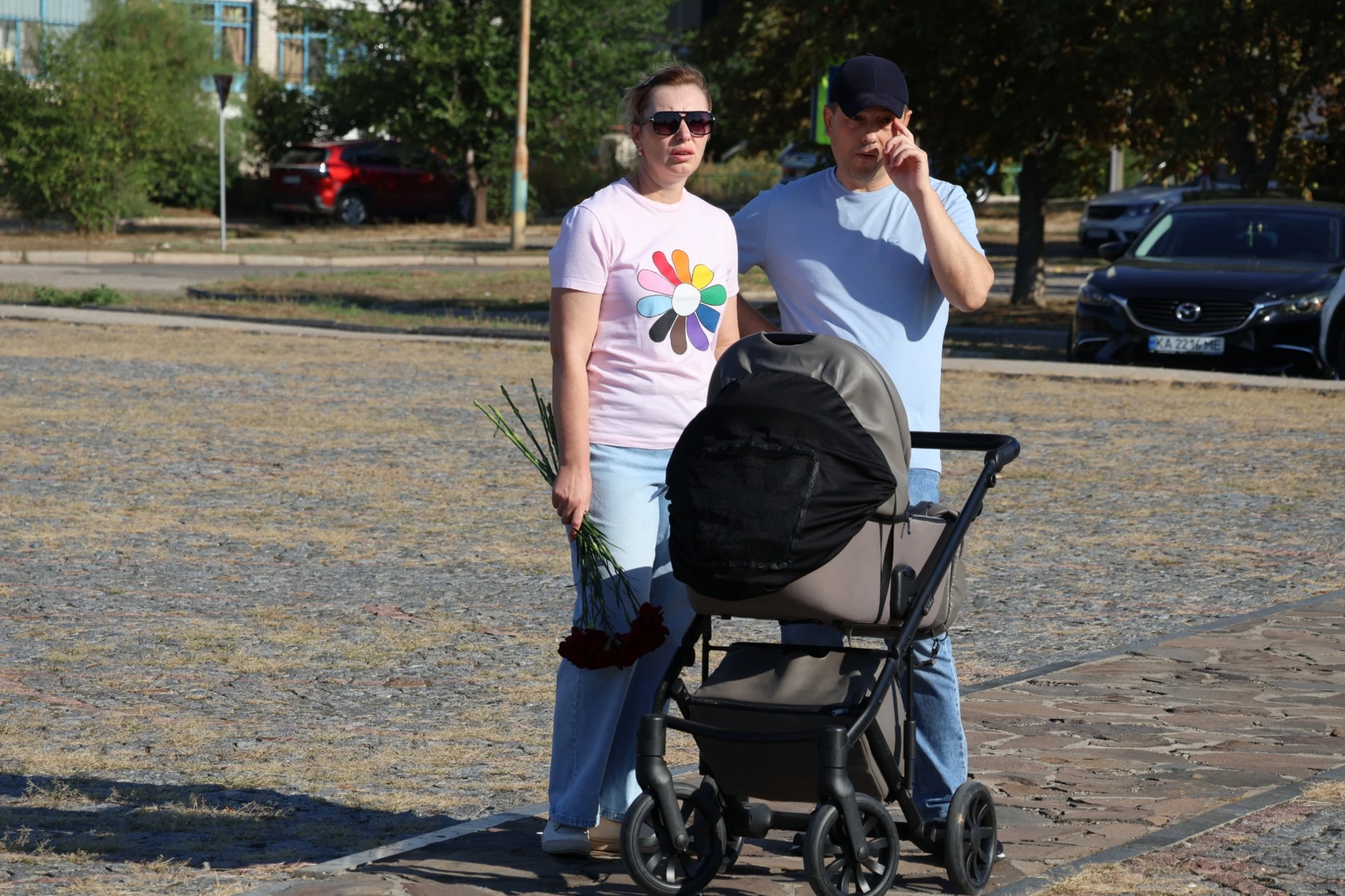 Соняхи, тиша та сльози: у Південноукраїнську пройшла акція пам'яті загиблих захисників. Фоторепортаж