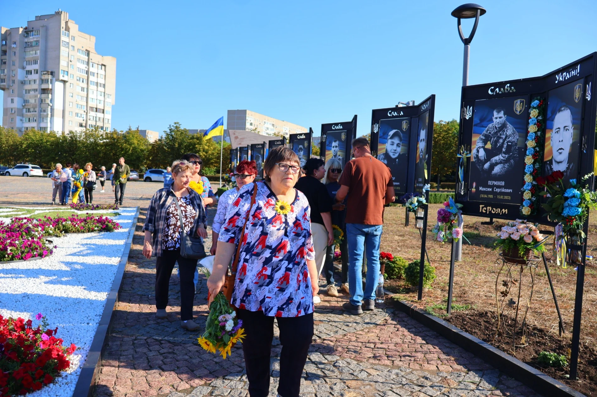 Соняхи, тиша та сльози: у Південноукраїнську пройшла акція пам'яті загиблих захисників. Фоторепортаж