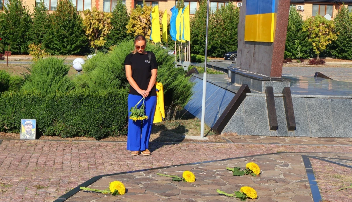 Вікторія Буковська сьогодні принесла портрет загиблого батька.