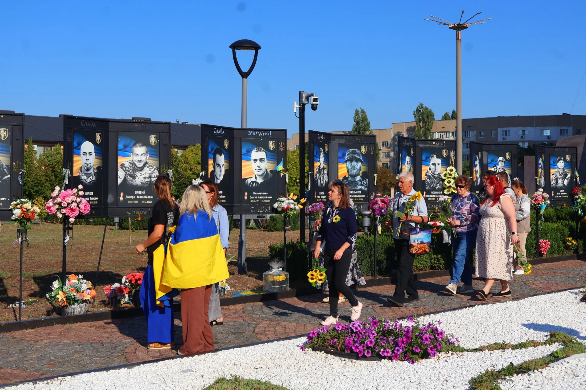 Соняхи, тиша та сльози: у Південноукраїнську пройшла акція пам'яті загиблих захисників. Фоторепортаж
