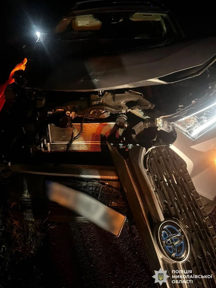Потрійна аварія на Первомайщині: Toyota врізалась у Chevrolet, який стояв на узбіччі. Є постраждалі