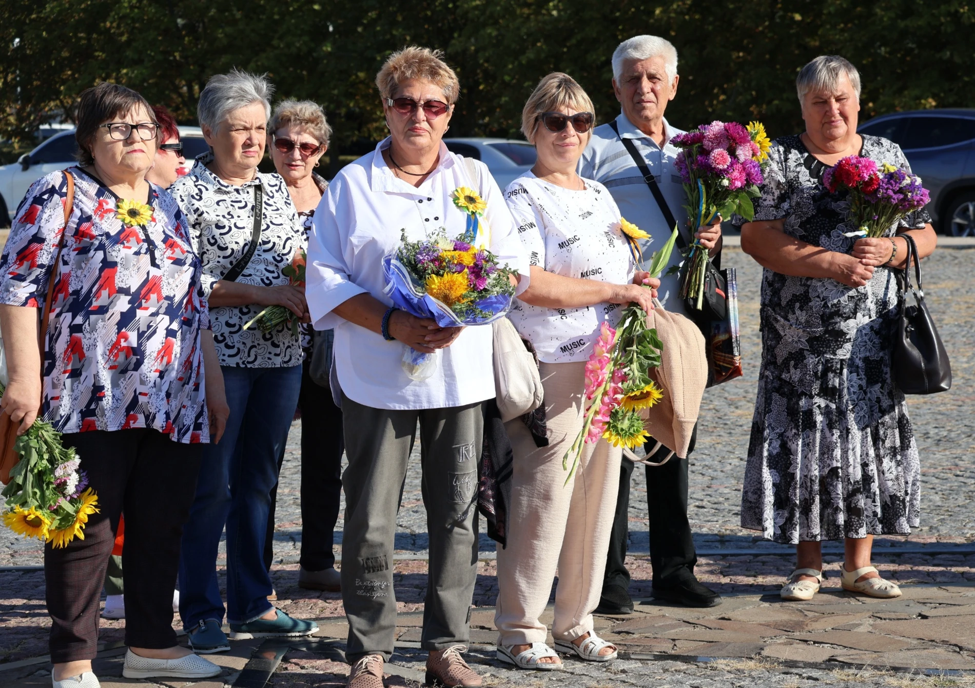 Соняхи, тиша та сльози: у Південноукраїнську пройшла акція пам'яті загиблих захисників. Фоторепортаж