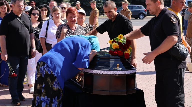 У Південноукраїнську попрощалися із солдатом Олександром Білим