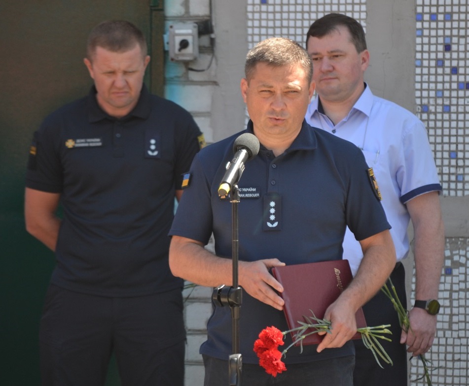 З теплими словами на адресу колеги виступив перший заступник начальника головного управління державнеої служби надзвичайних ситуацій у Миколаївській області, полковник служби цивільного захисту Андрій Криворучко: «Всі без винятку працівники атомної станції і практично кожна людина в місті знали Маєвського…. Він виховав цілі покоління».