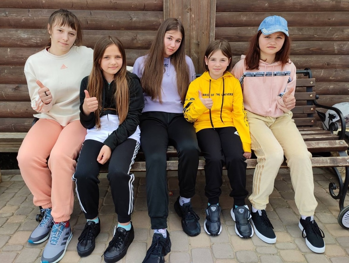 Новий спортивний одяг дівчаткам прийшовся до вподоби