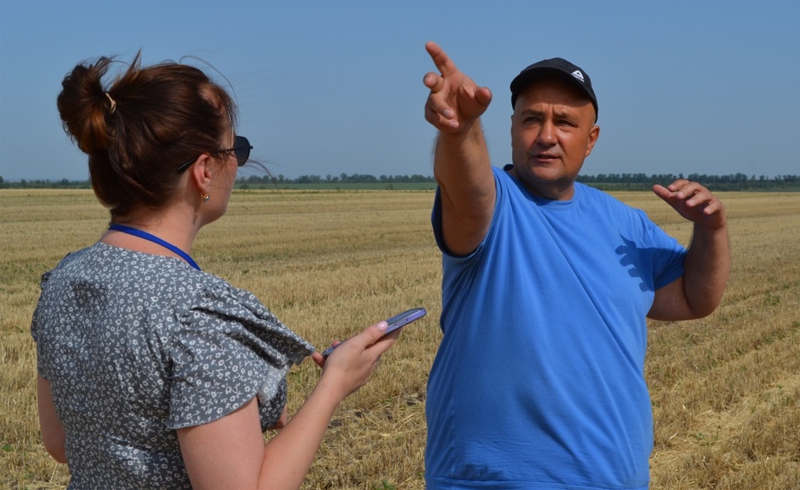 Журналістка Ганна Волошина бере коментар у Василя Селявіна