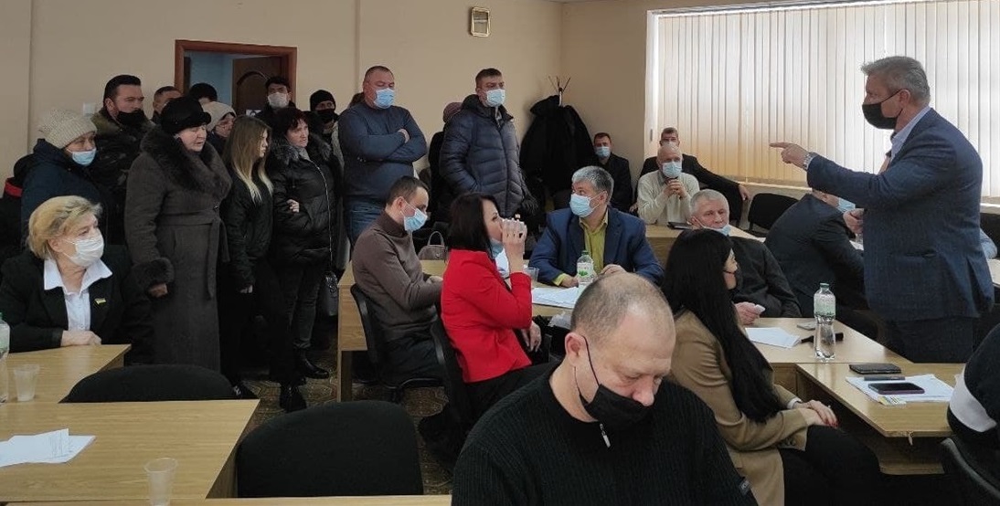 Сергій Снітков пояснює людям з села свою позицію щодо старости
