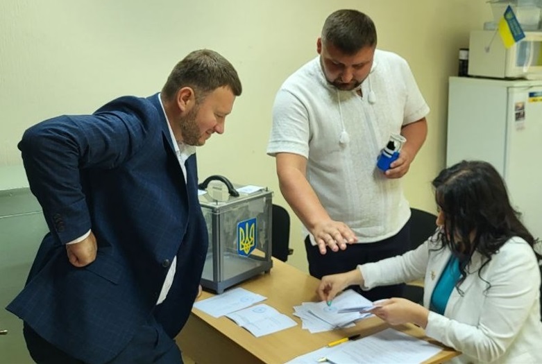 Підрахунок бюлетенів таємного голосування лічильна комісія провела у присутності редактора газети "Контакт".