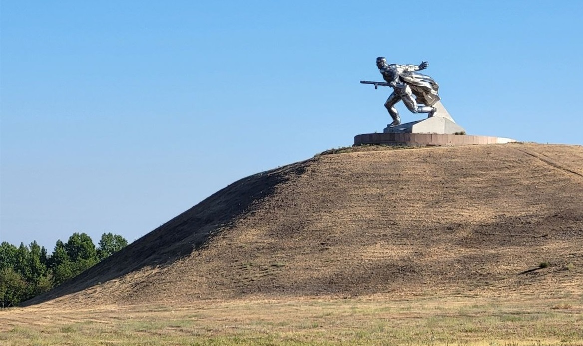 О боях Другої світової нагадує залізний солдат на кургані біля Нової Одеси