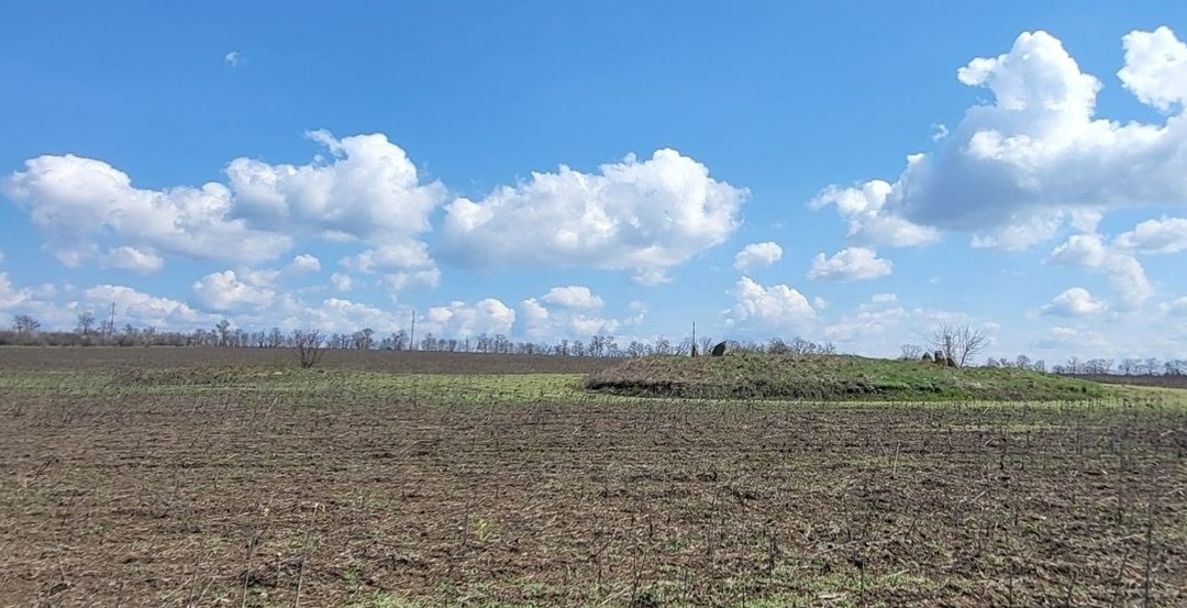 Ліворуч від великого кромлеху лежить малий
