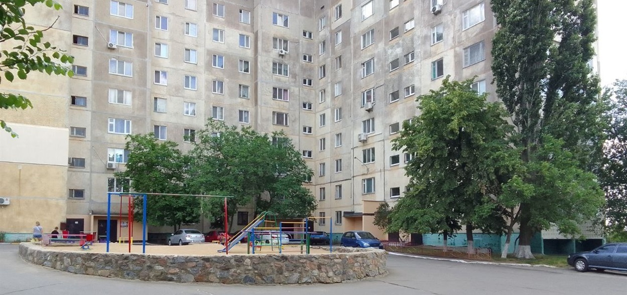 Двір ОСББ «Миру 2-Набережна Енергетиків 3»