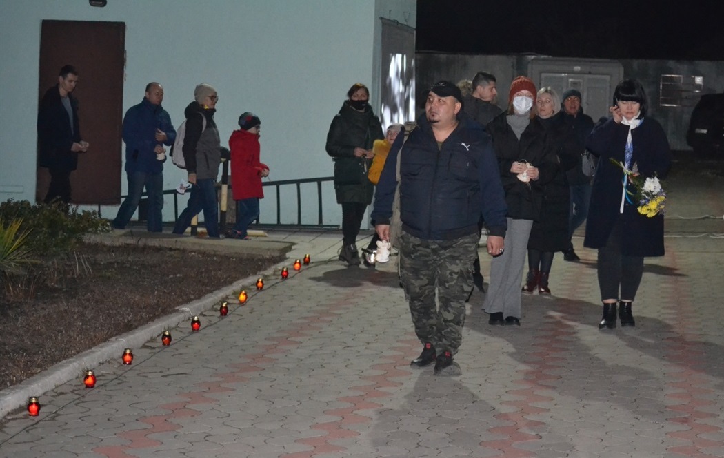 Насамкінець заходу всі, хто зібрався цього вечора, поклали квіти до знаку "Незламні духом" та повісили саморобних янголів на дерево пам'яті
