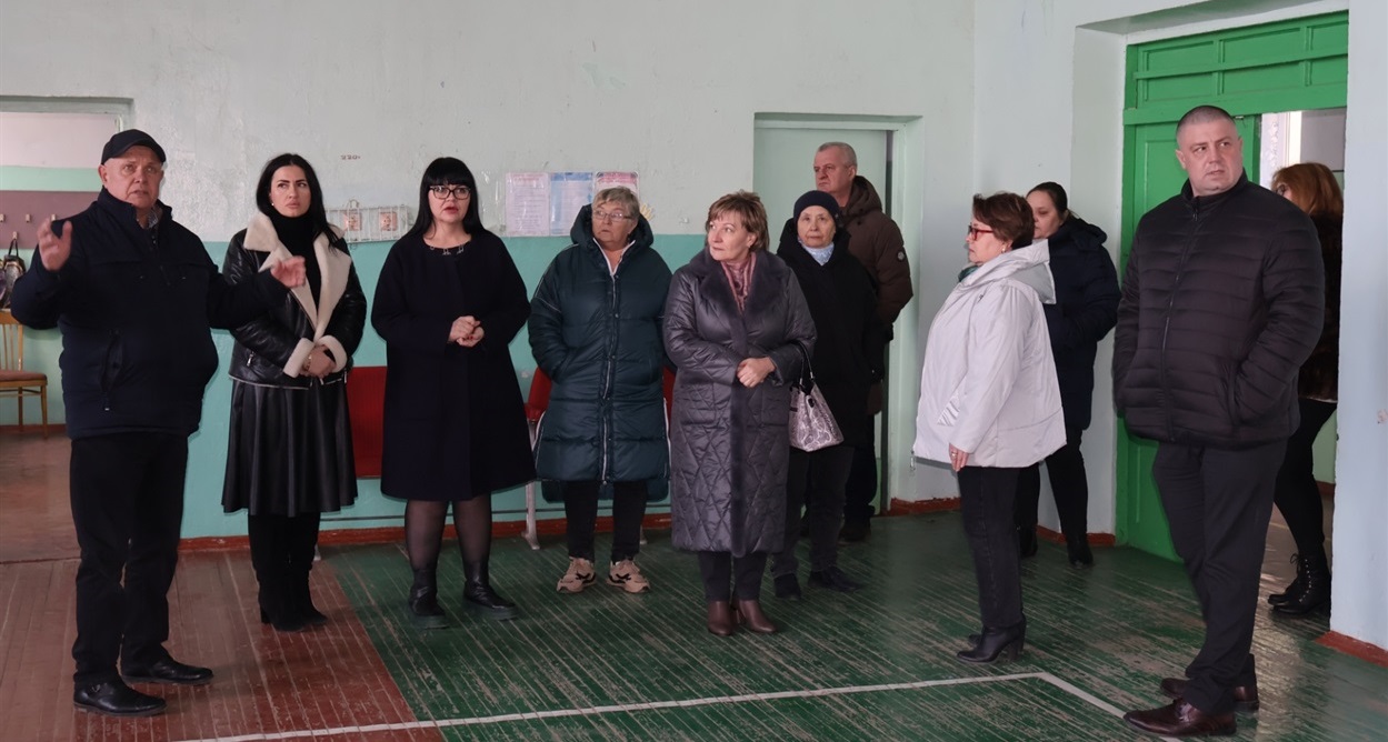 Можновладці під час огляду будівлі гімназії