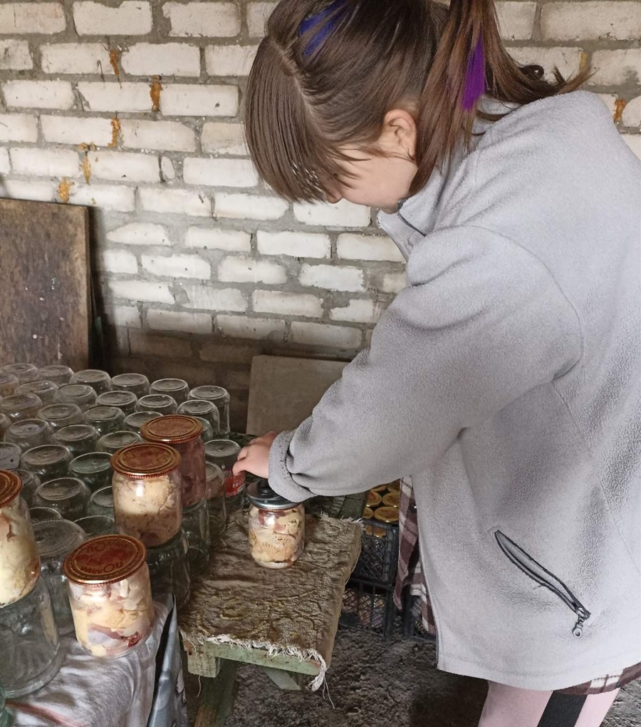 К.І. Фільченко на закатці баночок